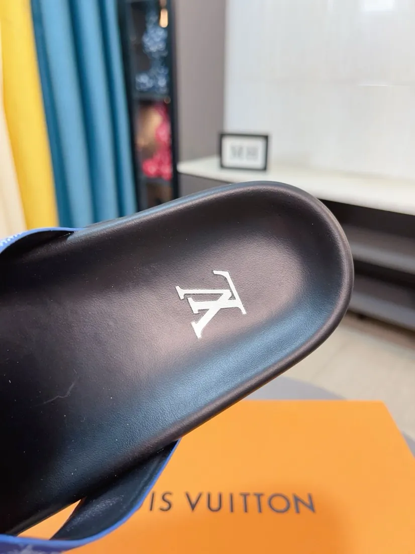 Men's shoes💰300🌹🌹【LV】Multi-color new men's slippers, original top-quality version, original special cowhide with pebbled embossing➕sheepskin on the inner and side, non-slip combination sole, more stable walking, more comfortable and lightweight, high-end and generous, size: 38~44